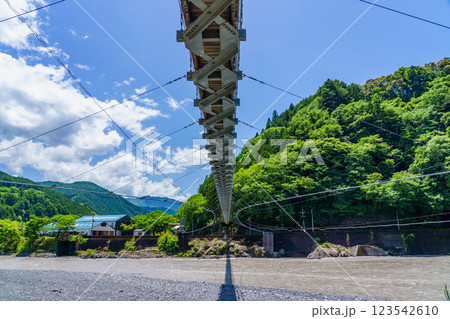 【静岡県】奥大井川にかかる、両国吊橋 123542610