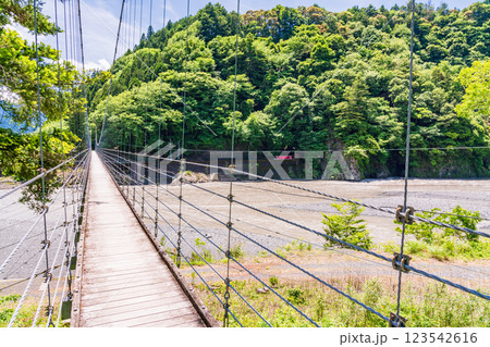 【静岡県】奥大井川にかかる、両国吊橋 【静岡県】奥大井川にかかる、両国吊橋 123542616