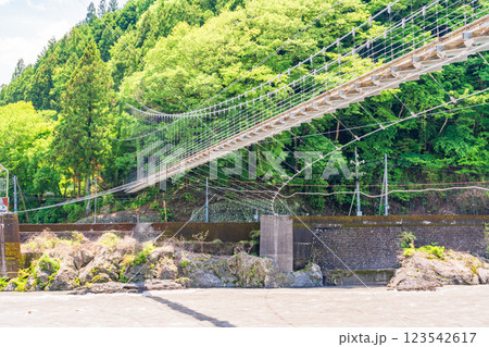 【静岡県】奥大井川にかかる、両国吊橋 【静岡県】奥大井川にかかる、両国吊橋 123542617