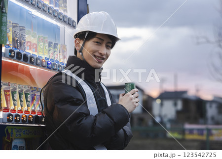缶コーヒーを飲む作業着の男性 缶コーヒーを飲む作業着の男性 123542725