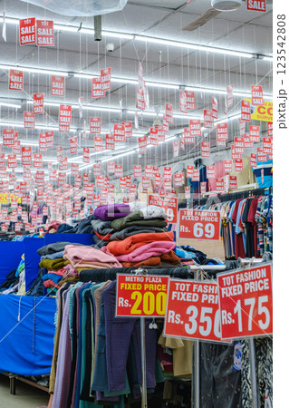 インド_SALE値札の下がる洋服屋の風景 インド_SALE値札の下がる洋服屋の風景 123542808