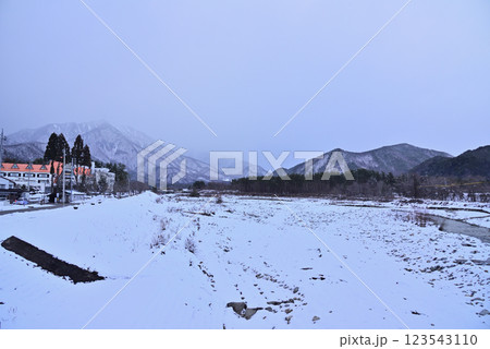 長野大町市風景～大町温泉郷 鹿島大橋から鹿島川上流方向を眺める～ 123543110
