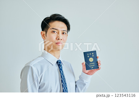 パスポートを持つ20代の若い男性 123543116