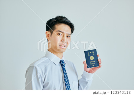 パスポートを持つ20代の若い男性 123543118
