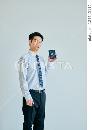 パスポートを持つ20代の若い男性 123543119