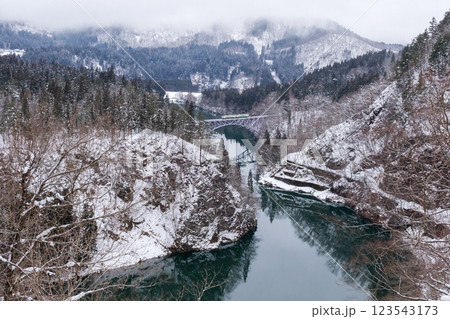 【只見線】冬景色の第一只見川橋梁を走行する列車 【只見線】冬景色の第一只見川橋梁を走行する列車 123543173