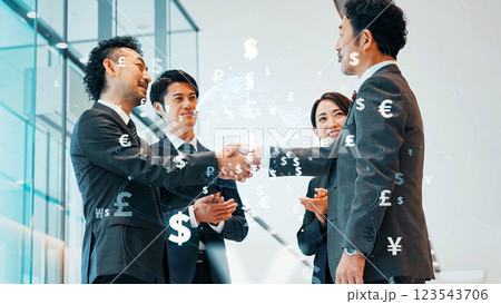 握手するビジネスマンと金融取引イメージ　フィンテック 123543706