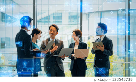 オフィスで会議するビジネスグループとデジタルデータイメージ 123543739