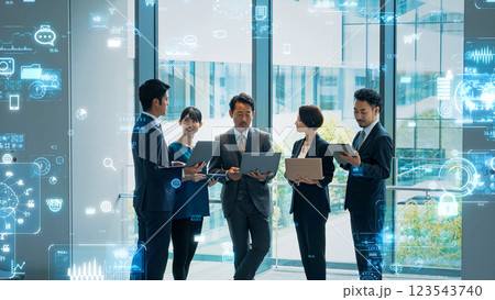 オフィスで会議するビジネスグループとデジタルデータイメージ 123543740