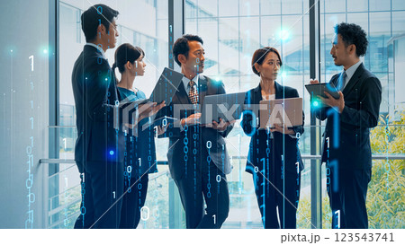オフィスで会議するビジネスグループとデジタルデータイメージ オフィスで会議するビジネスグループとデジタルデータイメージ 123543741