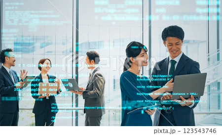 オフィスで会議する人々とデジタルテクノロジー 123543746