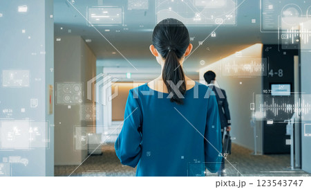 オフィスを歩く女性とデジタルデータ 123543747