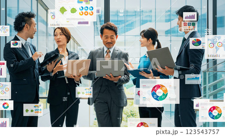 会議するビジネスパーソンとデジタル書類イメージ 会議するビジネスパーソンとデジタル書類イメージ 123543757