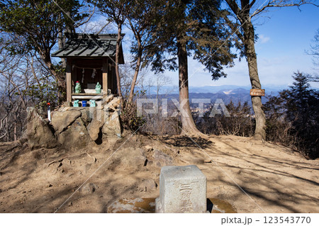晃石山　山頂の祠と特大の三角点 123543770