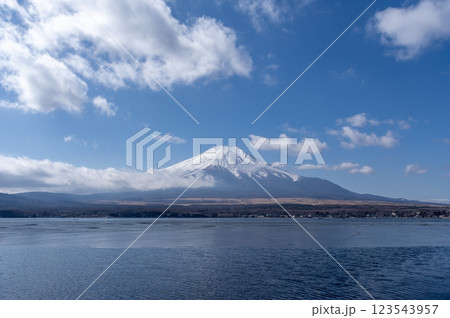 山中湖から見た冬の富士山 123543957