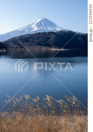 冬の河口湖と富士山 123544010