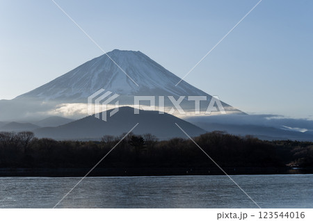 精進湖から望む朝焼けの富士山 123544016