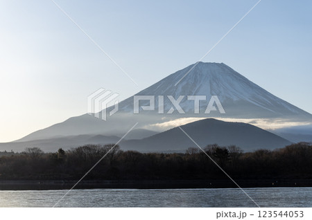 精進湖から望む朝焼けの富士山 123544053