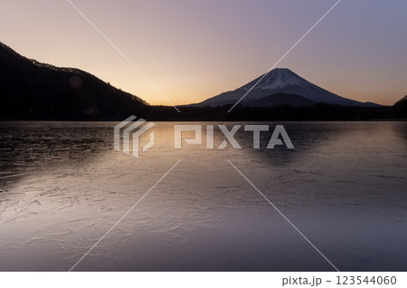 精進湖から望む朝焼けの富士山 123544060