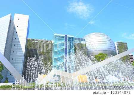 愛知県名古屋市、名古屋市科学館と噴水の風景 愛知県名古屋市、名古屋市科学館と噴水の風景 123544072