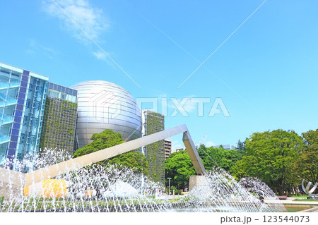 愛知県名古屋市、名古屋市科学館と噴水の風景 愛知県名古屋市、名古屋市科学館と噴水の風景 123544073