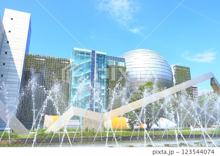 愛知県名古屋市、名古屋市科学館と噴水の風景 123544074