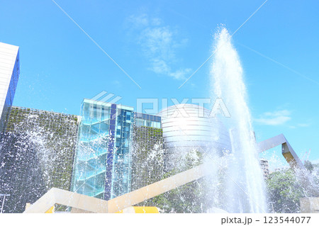愛知県名古屋市、名古屋市科学館と噴水の風景 123544077