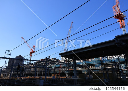京浜急行の軌道高架化工事中の品川駅の風景 123544156