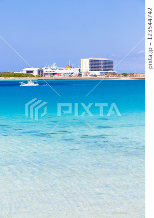 糸満の青い海 123544742