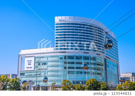 日本の横浜都市景観 YOKOHAMA AIR CABIN桜木町駅やヒューリックみなとみらいなどを望む 日本の横浜都市景観 YOKOHAMA AIR CABIN桜木町駅やヒューリックみなとみらいなどを望む 123544831
