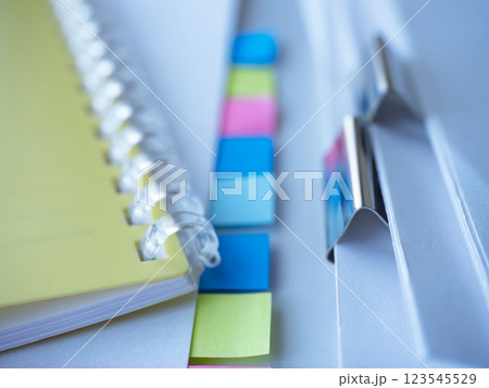 テーブルに置かれた書類と手帳 123545529