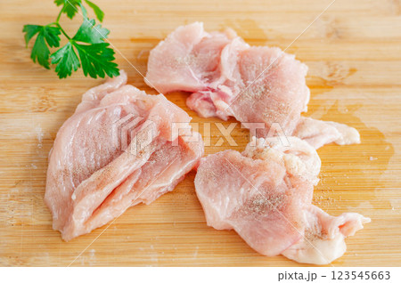 塩胡椒した鶏の胸肉 塩胡椒した鶏の胸肉 123545663
