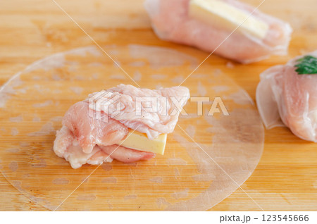 チーズを挟んだ鶏肉をライスペーパーで包む チーズを挟んだ鶏肉をライスペーパーで包む 123545666