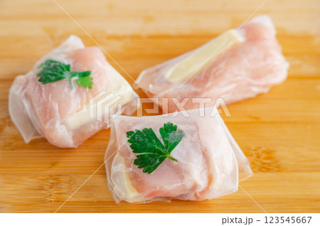 ライスペーパーで包んだ鶏肉とチーズ 123545667