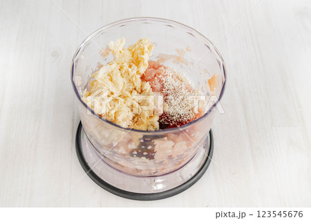 鶏ミンチと冷凍豆腐と調味料を混ぜ合わせる 鶏ミンチと冷凍豆腐と調味料を混ぜ合わせる 123545676