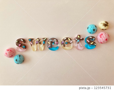 チョコレートがかかったsweetsの文字とアイスクリーム 123545731