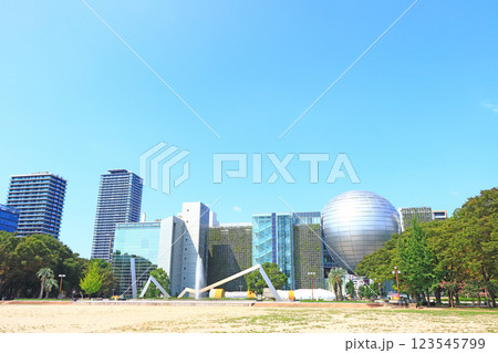 愛知県名古屋市、名古屋市科学館と白川公園の風景 123545799