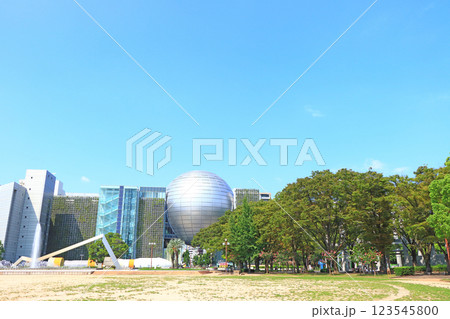 愛知県名古屋市、名古屋市科学館と白川公園の風景 123545800