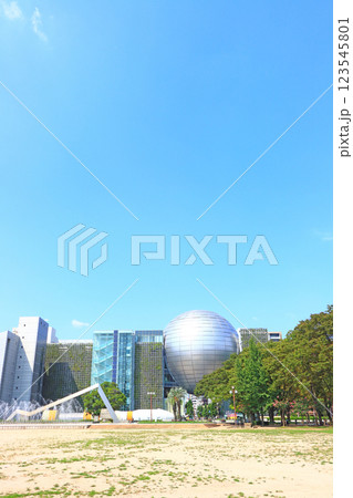 愛知県名古屋市、名古屋市科学館と白川公園の風景 123545801