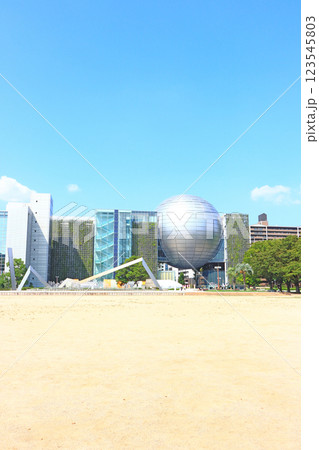 愛知県名古屋市、名古屋市科学館と白川公園の風景 123545803