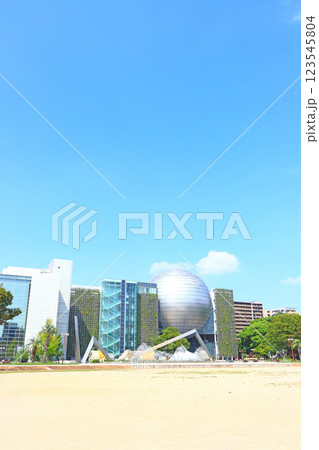 愛知県名古屋市、名古屋市科学館と白川公園の風景 123545804