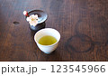 梅の一輪挿しとお茶 123545966