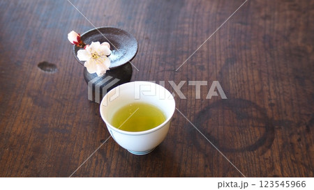梅の一輪挿しとお茶 梅の一輪挿しとお茶 123545966