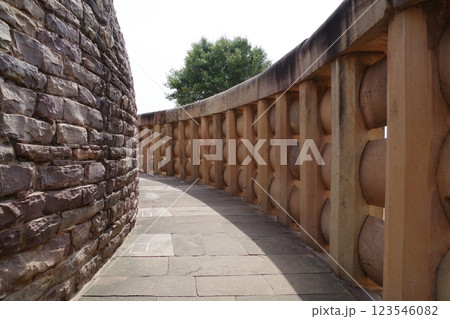 インド　世界遺産サーンチーの仏教建築物群 123546082