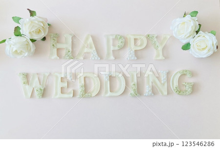 パールやかすみ草が入ったHAPPY WEDDINGの文字と薔薇の造花 123546286