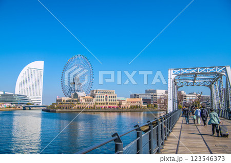 日本の横浜都市景観 4月並みの陽気…観光客らで賑わう汽車道。奥に運河パーク駅＝1日 123546373