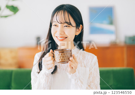 ソファに座ってコーヒーを飲む女性 123546550