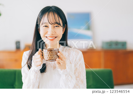 ソファに座ってコーヒーを飲む女性 123546554