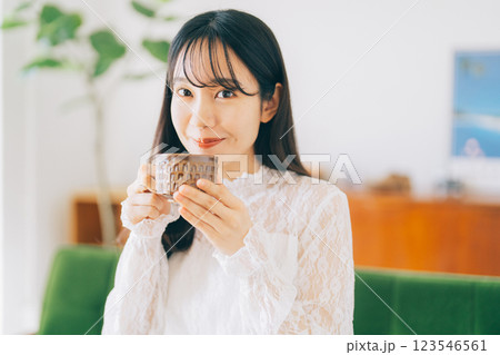 ソファに座ってコーヒーを飲む女性 123546561