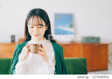 ソファに座ってコーヒーを飲む女性 ソファに座ってコーヒーを飲む女性 123546562